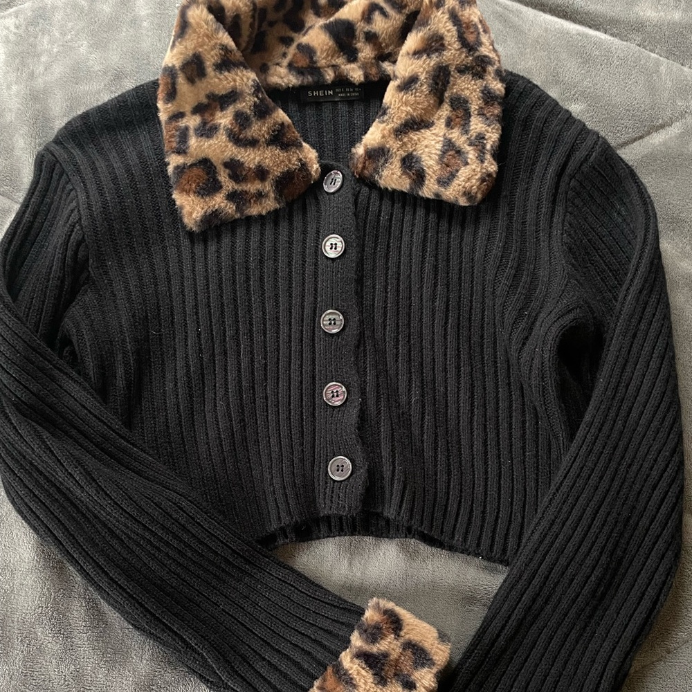 Cropped sweater , with cheetah print fluffy sleeve ends and neck.